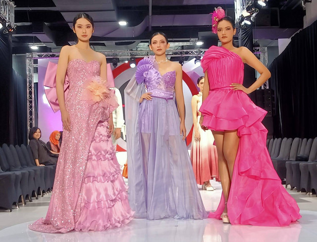 Busana karya para mahasiswa Arva School of Fashion dalam acara “Arva’s Annual Fashion Show 2023: Equanimity”. Warna-warna cerah diprediksi akan menjadi tren busana tahun depan. Foto-foto: Masruroh/Basra