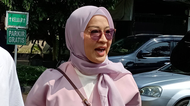 Okie Agustina tiba di Pengadilan Agama Bogor, Senin (20/11/2023). Foto: Aprilandika Pratama/kumparan