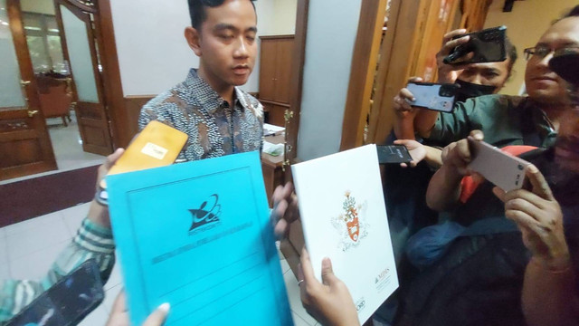 Wali Kota Solo dan Cawapres, Gibran Rakabuming Raka tunjukkan ijazah asli di Balai Kota Solo. Foto: kumparan