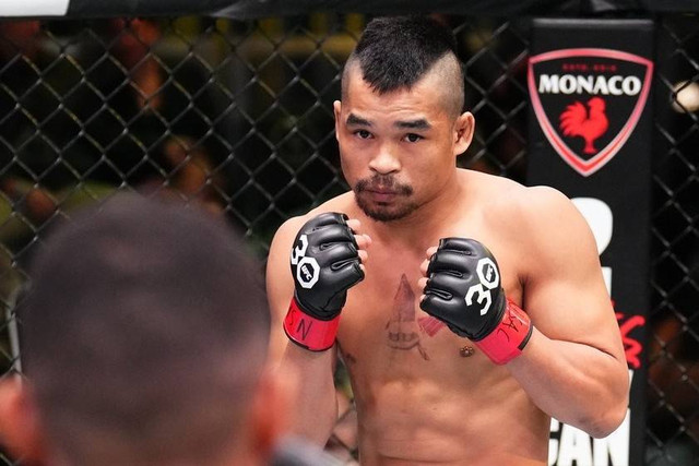 Jeka Saragih bertarung melawan Lucas Alexander di UFC. Foto: Instagram/@ufc