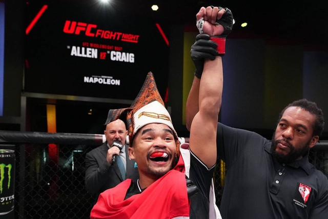 Jeka Saragih bertarung melawan Lucas Alexander di UFC. Foto: Instagram/@ufc