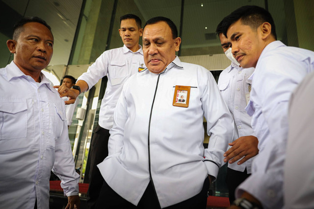 Ketua KPK Firli Bahuri usai menjalani pemeriksaan Dewas KPK di Gedung ACLC KPK RI, Senin (20/11/2023). Foto: Iqbal Firdaus/kumparan