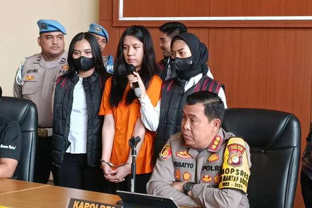 Pelaku penipuan tiket Coldplay Ghisca Debora Aritonang (19) ditampilkan Polres Jakpus, Senin (20/11/2023). Foto: Thomas Bosco/kumparan