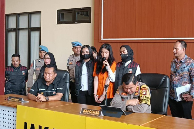 Pelaku penipuan tiket Coldplay Ghisca Debora Aritonang (19) ditampilkan Polres Jakpus, Senin (20/11/2023). Foto: Thomas Bosco/kumparan