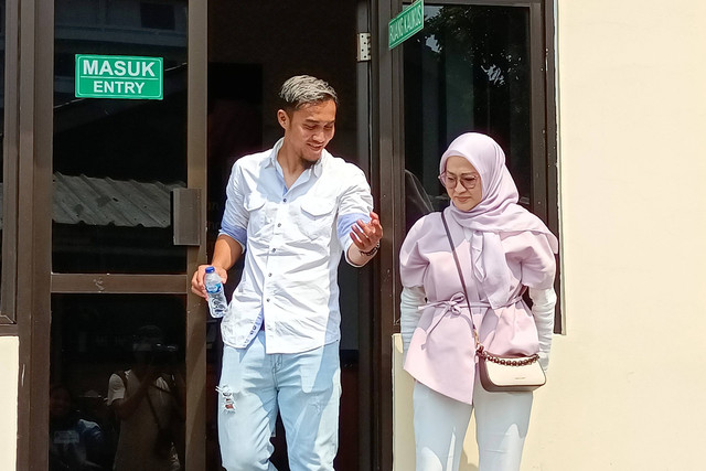 Okie Agustina (kanan) dan Gunawan Dwi Cahyo (kiri) di Pengadilan Agama Bogor. Foto: Aprilandika Pratama/kumparan