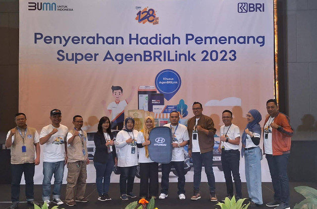 BRI menyerahkan hadiah mobil Hyundai Creta bagi Super AgenBRILink, seorang warga Garut, Jawa Barat, bernama Saepul Rohman. Foto: Dok. BRI
