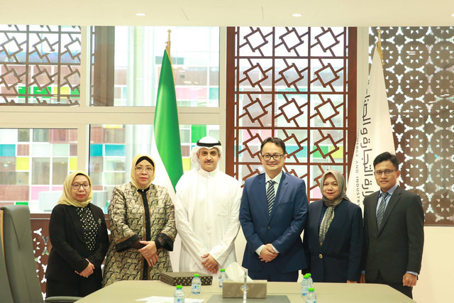Wakil Menteri Perdagangan Jerry Sambuaga melakukan pertemuan bilateral dengan Undersecretary Kementerian Perdagangan dan Industri Kuwait Zyad Abdullah Alnajem di Kuwait City, Senin (13/11/2023). Foto: Kemendag RI