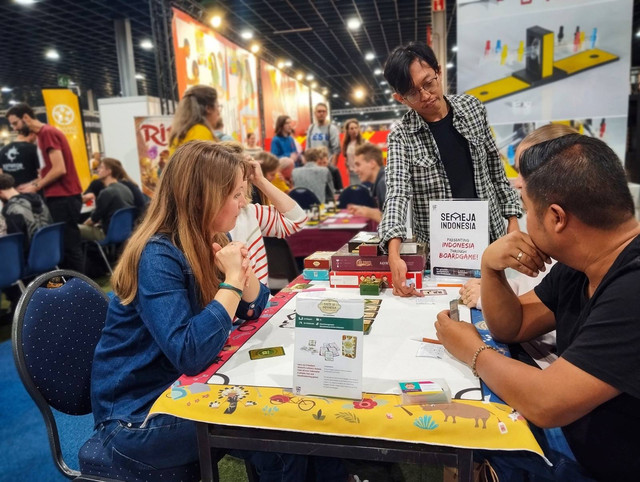 Pengunjung Spellenspektakel 2023 di Utrecht, Belanda, tengah mencoba bermain board game asal Indonesia. Foto: Hompimpa