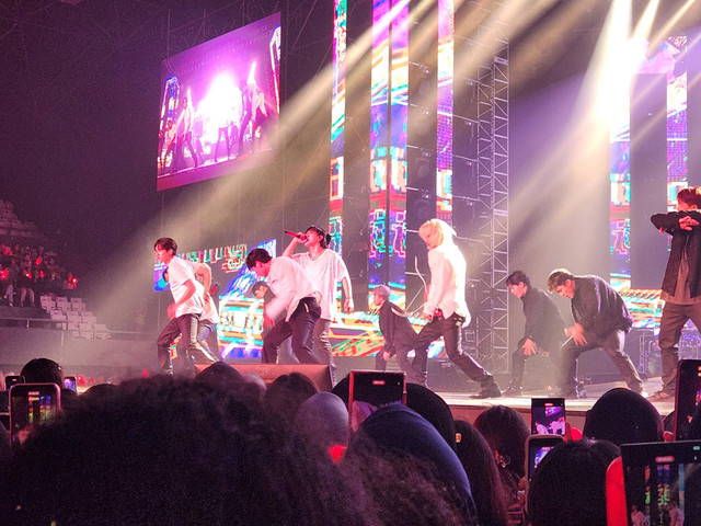 Konser iKON bertajuk '2023 iKON World Tour Take Off' yang digelar di Jakarta di Tennis Indoor Stadium Senayan. Foto: Nurlaela/kumparan