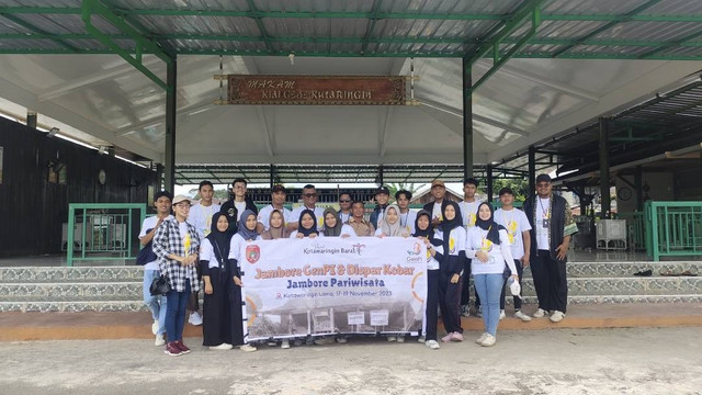 Genpi Kobar didampingi personel Aba Ambo dan dinas pariwisata setempat mengunjungi destinasi wisata religi di Kecamatan Kotawaringin Lama, yakni Masjid Kyai Gede, Sabtu (18/11/2023). Foto: Ist/InfoPBUN