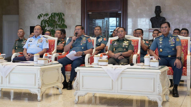 Panglima TNI Laksamana TNI Yudo Margono didampingi KSAD Jenderal TNI Agus Subiyanto, KSAL Laksamana TNI Muhammad Ali, KSAU Marsekal TNI Fadjar Prasetyo memimpin Kick Off Posko Pengaduan Netralitas TNI pada Pemilu 2024. Foto: Puspen TNI