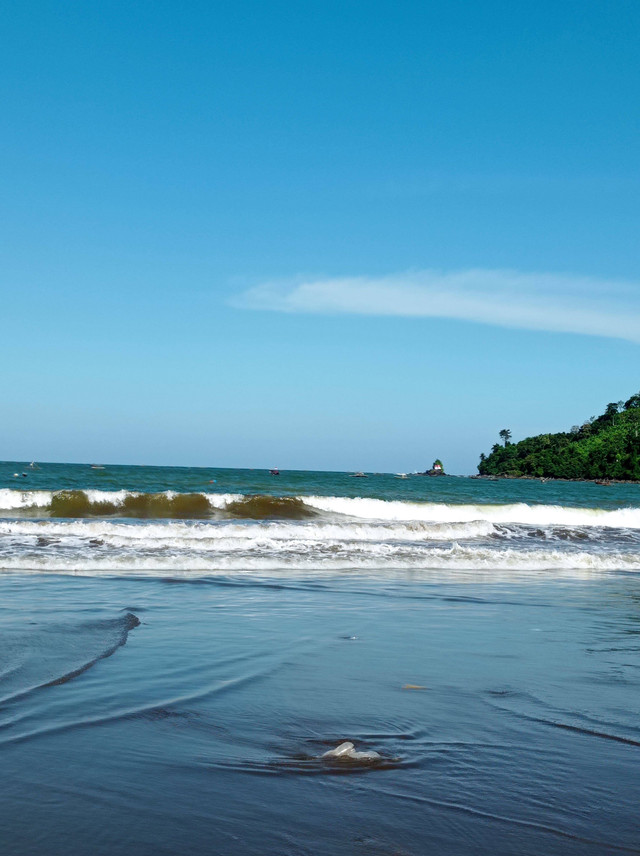 Dokumentasi Pribadi. Adanya sampah plastik yang berada di bibir Pantai Gemah Tulungagung.