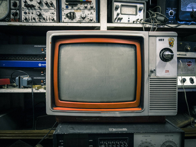 Puisi Hari Televisi Sedunnia. Foto: Unsplash/Diego González.