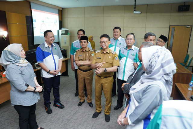 Wali Kota Pontianak Edi Rusdi Kamtono berbincang dengan rombongan Majlis Daerah Tuaran, Sabah Malaysia yang berkunjung ke Pontianak. Foto: Rere Hutapea