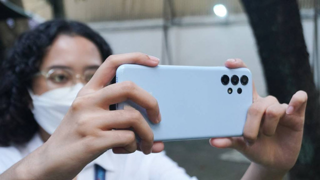 Ilustrasi cara menampilkan merek HP di kamera Samsung. Foto: Kevin S. Kurnianto/kumparan