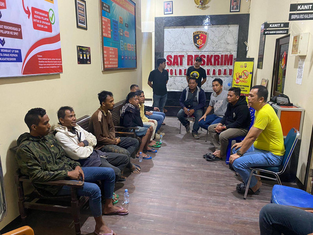 Kasat Reskrim Polres Sekadau, Iptu Rahmad Kartono, berbincang dengan korban penyekapan. Foto: Dok. Satreskrim Polres Sekadau