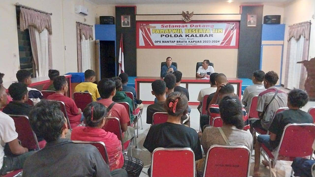 Kasat Reskrim Polres Sekadau, Iptu Rahmad Kartono, bersama Kabid Tenaga Kerja dan Transmigrasi DPMPTSP Tenaga Kerja dan Transmigrasi Kabupaten Sekadau, Basuki Rahmat, menemui para karyawan. Foto: Dina Mariana/Hi!Pontianak