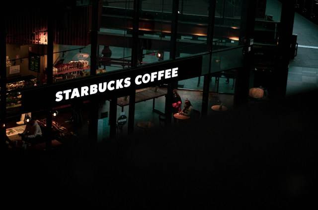 Ilustrasi gerai starbucks terbesar di Bali, sumber foto: unsplash.com/June Andrei George