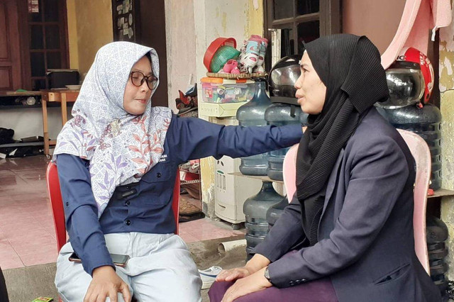 Pjs Ketum Komnas PA, Lia Latifa (kiri) saat memintai keterangan terhadap Nelly, ibu yang diduga menganiaya anak tirinya (kanan). Foto: Dok. Istimewa