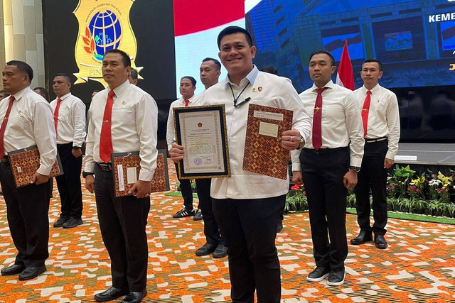 Dirkrimsus Polda Metro Jaya Kombes Pol Ade Safri Simanjuntak menerima pin emas serta piagam penghargaan dari Menteri ATR-Panglima TNI. Foto: Dok. Istimewa