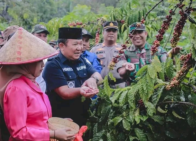 Bupati Jember Hendy Siswanto saat bertemu petani di perkebunan kopi Milo Pace. Foto: Dok. Istimewa