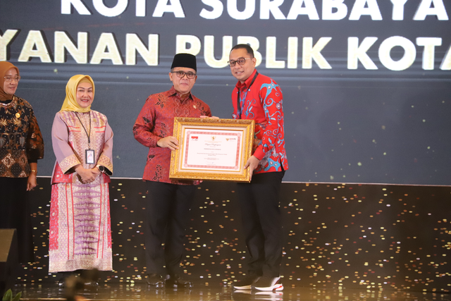 Wali Kota Surabaya Eri Cahyadi menerima penghargaan MPP berkinerja prima oleh Menteri PANRB Abdullah Azwar Anas di Jakarta, Selasa (21/11/2023). Foto: Dok. Istimewa