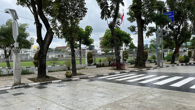 Kondisi yang diduga terbuat dari keramik yang bikin pengendara tergelincir di Jalan sudirman, Kota Medan, Selasa (21/11/2023). Foto: Tri Vosa/kumparan