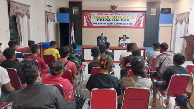 Kasat Reskrim Polres Sekadau, Iptu Rahmad Kartono, bersama Kabid Tenaga Kerja dan Transmigrasi DPMPTSPTK Kabupaten Sekadau, Basuki Rahmat, bertemu dengan karyawan PT BSL yang dievakuasi di Polres Sekadau. Foto: Dina Mariana/Hi!Pontianak