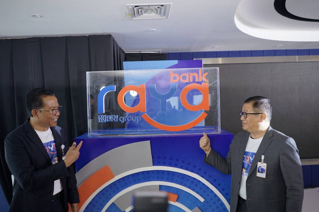 Direktur Utama Bank Raya, Ida Bagus Ketut Subagia (Kiri), menunjuk logo baru bank yang dipimpinnya. Foto: Dok. Bank Raya
