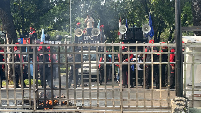 Massa buruh berdemo menuntut UMP 2024 naik 15 persen di Balai Kota DKI Jakarta, Selasa (21/11/2023). Foto: Widya Islamiati/kumparan