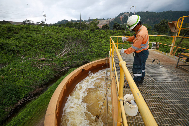 Petugas PT Agincourt Resources mengambil air sampel air limbah yang di tempat instalasi pengolahan air di lokasi penambangan di Kabupaten Tapanuli Selatan, provinsi Sumatera Utara, Sabtu (18/11). Foto: Aditia Noviansyah/kumparan