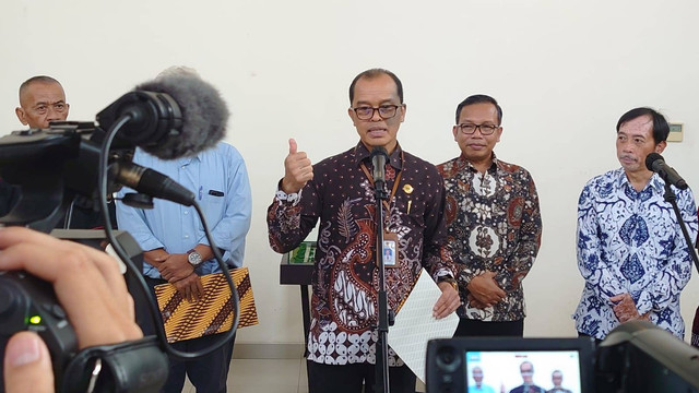 Sekda DIY, Beny Suharsono, saat mengumumkan kenaikan UMP DIY tahun 2024 di Kompleks Kepatihan Yogyakarta, Selasa (21/11). Foto: Widi RH Pradana/Pandangan Jogja