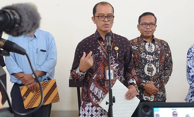 Sekda DIY, Beny Suharsono, saat mengumumkan kenaikan UMP DIY tahun 2024 di Kompleks Kepatihan Yogyakarta, Selasa (21/11). Foto: Widi RH Pradana/Pandangan Jogja