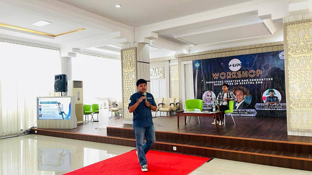 M Aditia Putra, Co-founder Lampung Geh saat mengisi materi workshop | Foto : Renanda/Lampung Geh