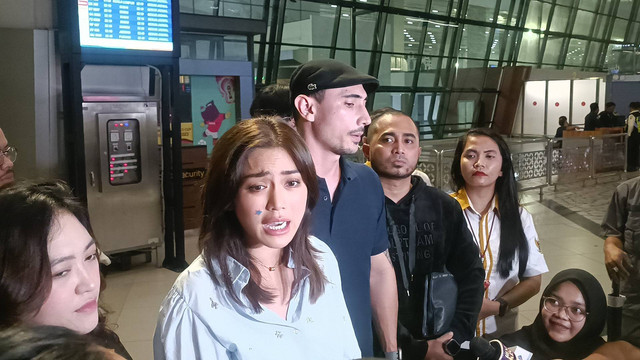 Jessica Iskandar dan Vincent Verhaag, temui tersangka penipuan, Steven, Terminal Bandara Soekarno Hatta, Selasa (21/11/2023). Foto: Giovanni/kumparan