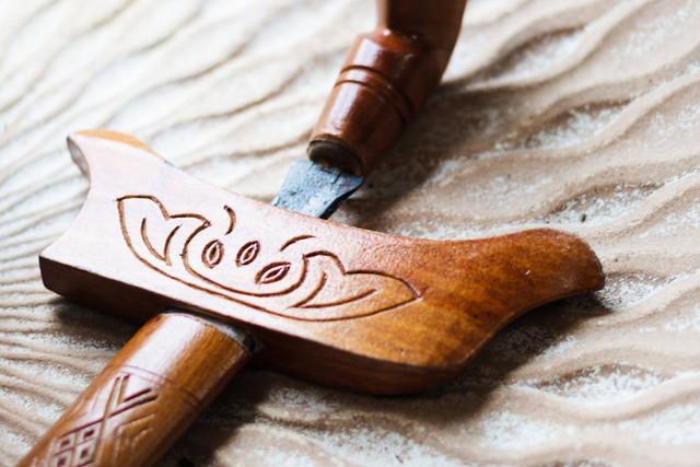 Ilustrasi Contoh Senjata Tradisional. Sumber: Pexels/Ihsan Adityawarman