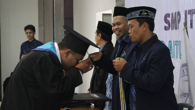 siswa SMAIT Baitul anshor berbudi luhur sedang melaksanakan agenda wisuda kelulusan 16/6/23