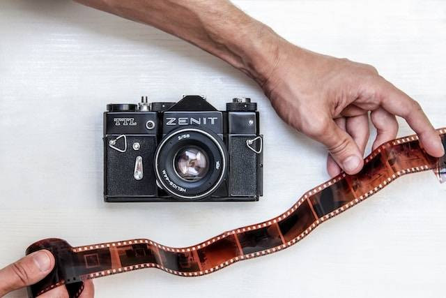 Ilustrasi perbedaan antara peralatan kamera digital dan analog. Sumber: Pexels/NordWood Themes