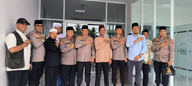 Wakabareskrim Polri Irjen Pol. Asep Edi Suheri mengunjungi  Ustaz Abdul Somad (UAS). Foto: Dok. Istimewa