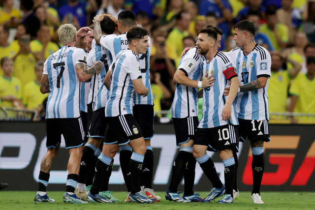 Selebrasi pemain Argentina usai mencetak gol ke gawang Brasil pada pertandingan Kualifikasi Piala Dunia 2026 zona CONMEBOL di Stadion Maracana, Rio de Janeiro, Brasil, Rabu (22/11/2023). Foto: Ricardo Moraes/REUTERS