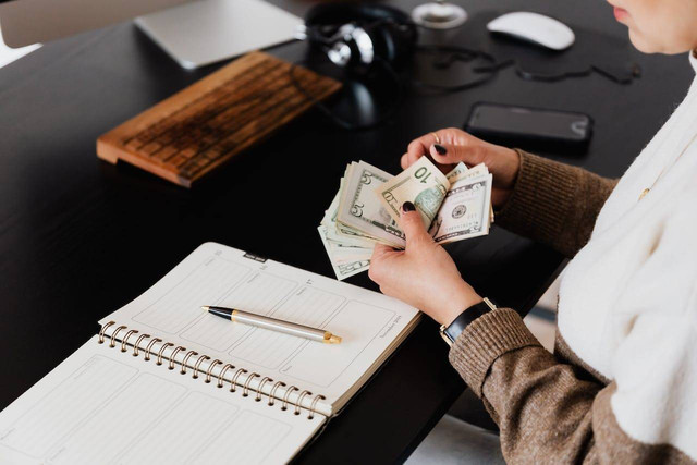 Ilustrasi jenis biaya yang selalu berubah sesuai dengan perubahan volume penjualan. Foto: Pexels.com