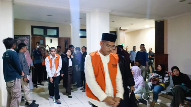 Ridduan (kaca mata) dan Waliyin terdakwa pembunuhan dan mutilasi mahasiswa UMY, Redho Tri Agustian (20), menjalani sidang di Pengadilan Negeri Sleman, Rabu (22/11/2023). Foto: Arfiansyah Panji Purnandaru/kumparan