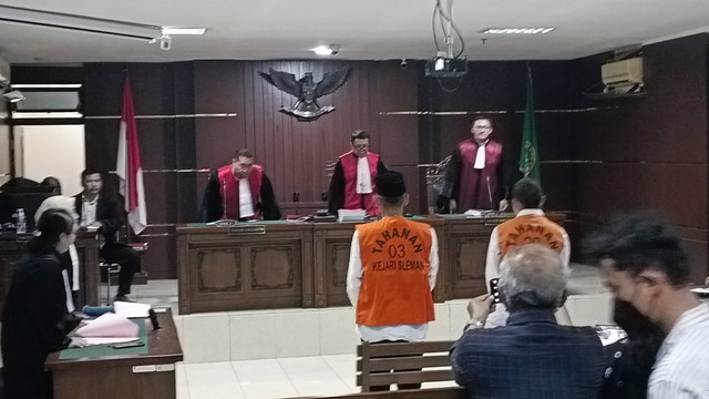 Waliyin dan Ridduan terdakwa pembunuhan dan mutilasi mahasiswa UMY, Redho Tri Agustian (20), menjalani sidang di Pengadilan Negeri Sleman, Rabu (22/11/2023). Foto: Arfiansyah Panji Purnandaru/kumparan
