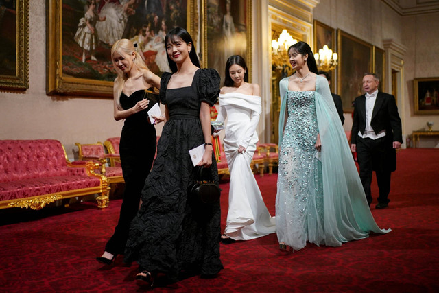 Anggota girl band Korea Selatan Blackpink menghadiri Perjamuan Kenegaraan selama kunjungan kenegaraan Presiden Korea Selatan, di Istana Buckingham di London, Inggris, Selasa (21/11/2023). Foto: Yui Mok/Pool via REUTERS