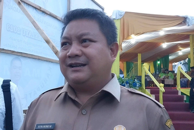 Wakil Bupati Sekadau, Subandrio, saat diwawancarai awak media di Lapangan EJ Lantu Sekadau. Foto: Dina Mariana/Hi!Pontianak