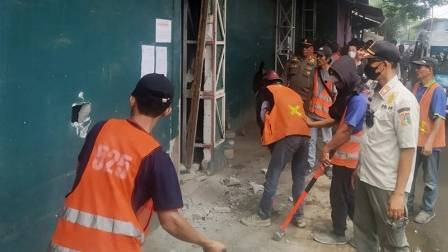 Satpol PP dan petugas gabungan Pemprov DKI membongkar dan menertibkan 39 bangunan liar yang dijadikan kafe di kawasan Koljem dan Saljem Rawa Malang, Kecamatan Cilincing, Jakarta Utara, Rabu (22/11/2023). Foto: Dok. Pemprov DKI Jakarta