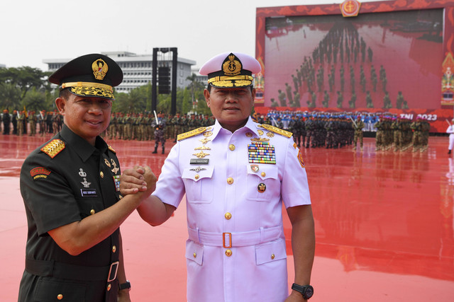 Panglima TNI yang baru Jenderal TNI Agus Subiyanto (kiri) melakukan salam komando dengan pejabat lama Laksamana TNI Yudo Margono (kanan) usai upacara serah terima jabatan (Sertijab) di Mabes TNI, Cilangkap, Jakarta, Rabu (22/11/2023). Foto: M Risyal Hidayat/Antara Foto 