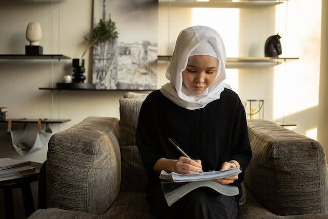 Pengertian Fiil Madhi dalam Bahasa Arab. Foto: Pexels