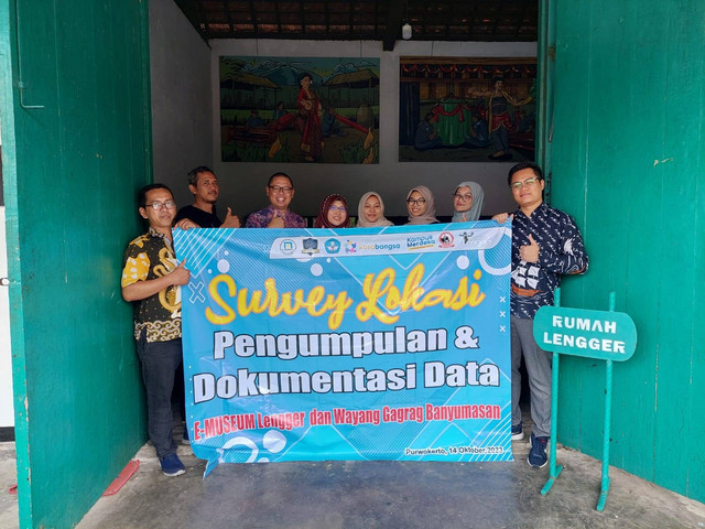 Dekan FIB Udinus, Dr. Raden Arief Nugroho (tiga dari kiri)  bersama perwakilan tim UHB Tin Utami, SST.,S.Kep.,Ners.,M.Kes (berkerudung merah) saat foto ebrsama selepas pengumpulan dan dokumentasi data program kosabangsa