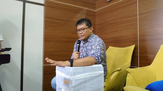 Riris Andono Ahmad saat membiarkan tangannya digigit oleh ratusan nyamuk ber-wolbachia. Foto: Widi RH Pradana/Pandangan Jogja